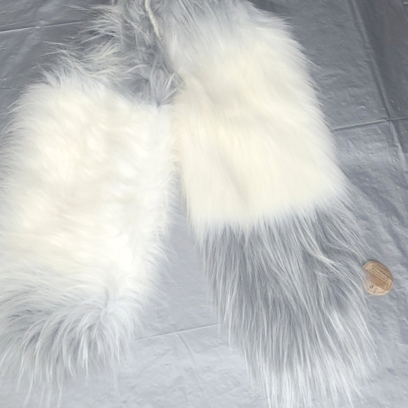 Faux Fur Boa Scarf Collar Wrap Gray White Soft Non-Itch Lining NEW - Picture 2 of 6